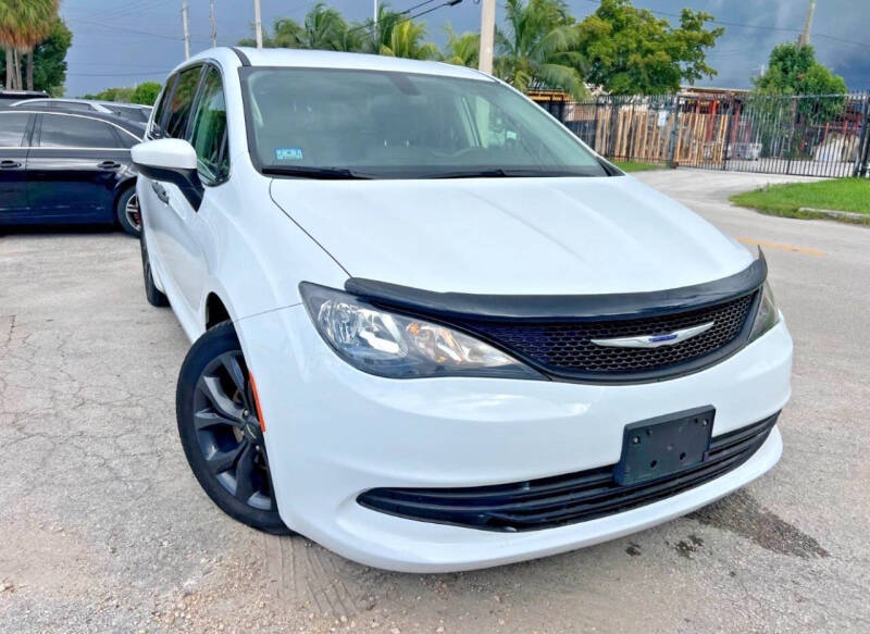 2018 Chrysler Pacifica L's photo