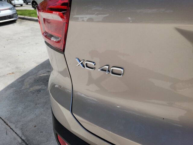 2024 Volvo XC40 B5 Ultimate Dark Theme