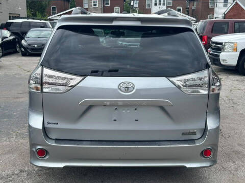 2012 Toyota Sienna SE 8-Passenger