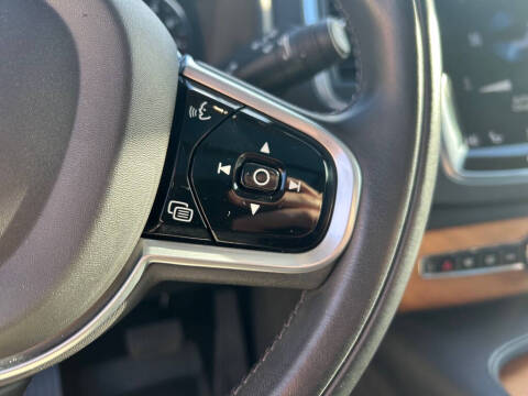 2022 Volvo XC90 T6 Momentum 7-Passenger