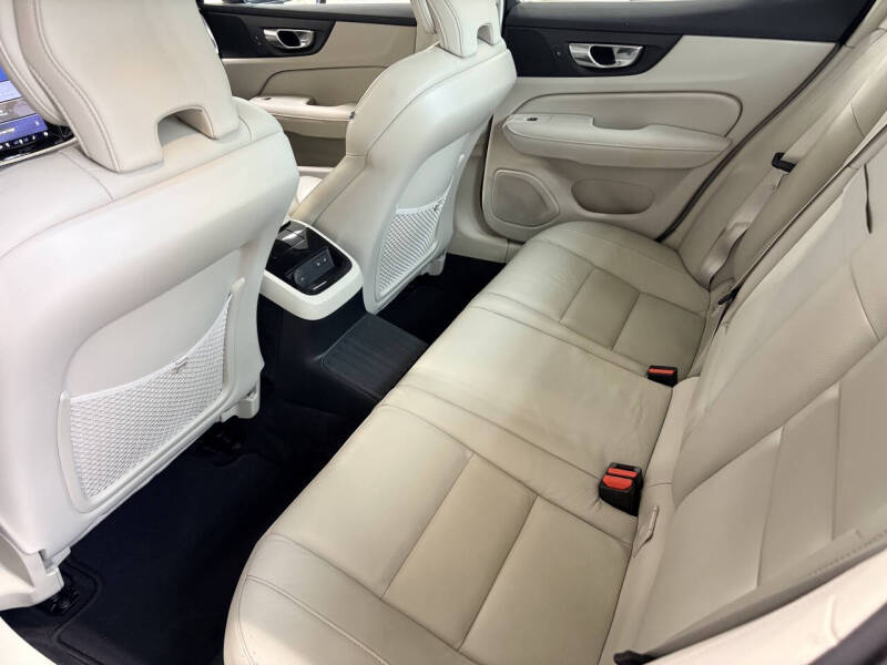 2024 Volvo S60 Recharge T8 Core Dark Theme