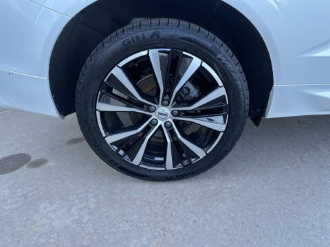 2023 Volvo XC60 B5 Plus Dark Theme