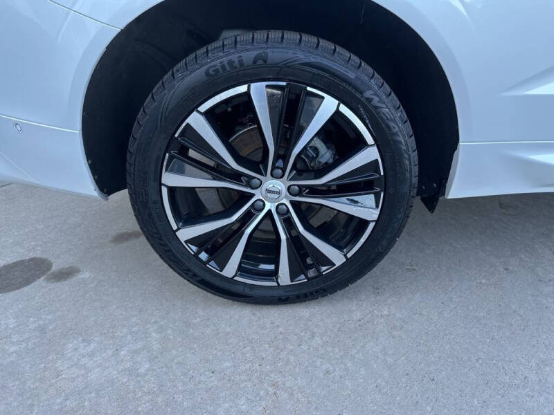 2023 Volvo XC60 B5 Plus Dark Theme