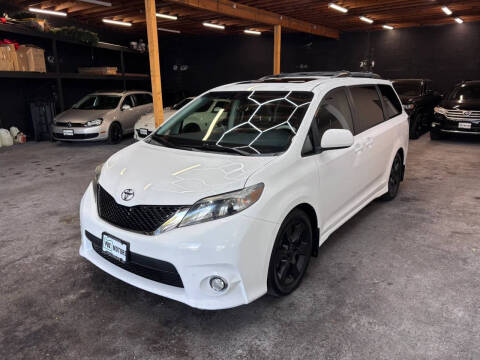 2011 Toyota Sienna SE 8-Passenger