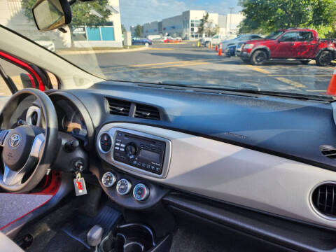 2012 Toyota Yaris 5-Door LE