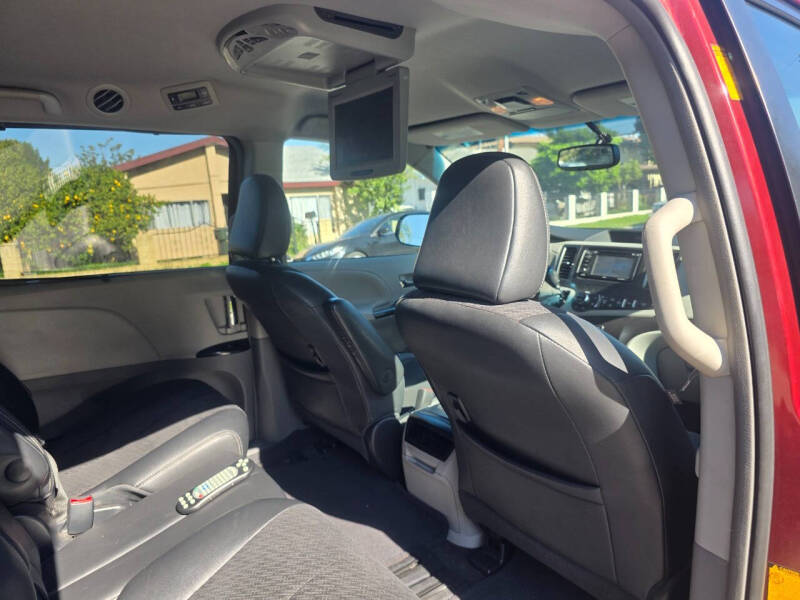 2013 Toyota Sienna SE 8-Passenger