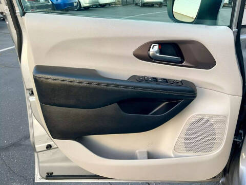 2020 Chrysler Voyager LX