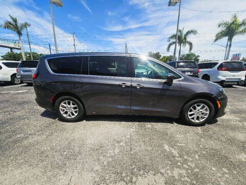 2023 Chrysler Voyager LX