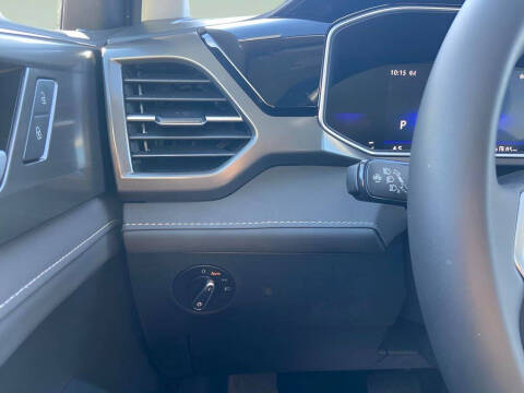 2025 Volkswagen Taos SE Black 4Motion