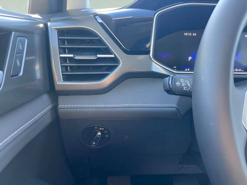 2025 Volkswagen Taos SE Black 4Motion