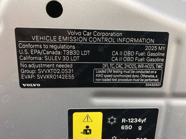 2025 Volvo XC60 B5 Core Dark Theme