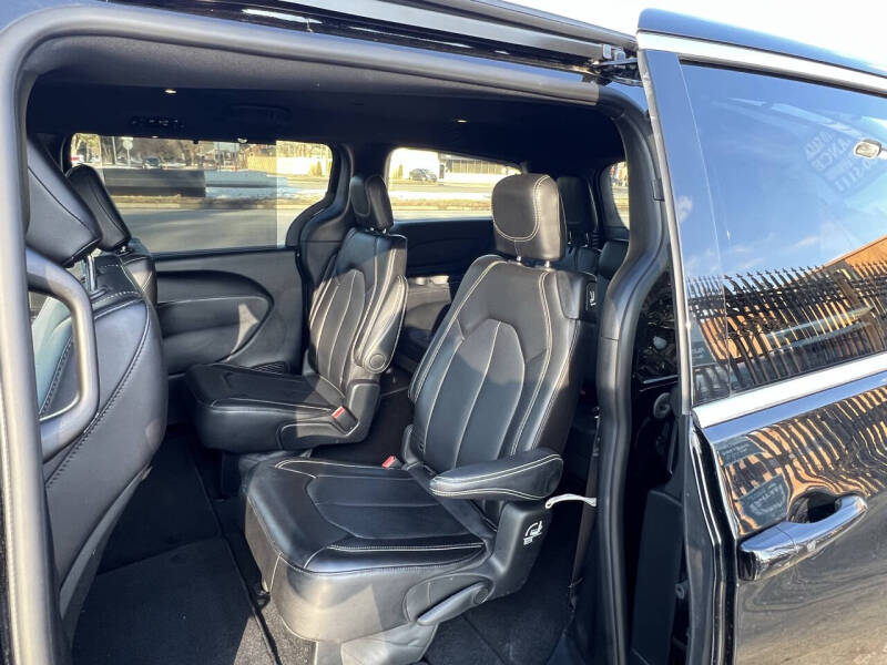 2025 Chrysler Pacifica Select