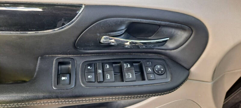 2014 Chrysler Town & Country Touring-L photo 6