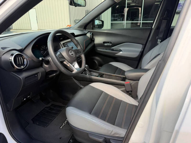 2023 Nissan Kicks SR