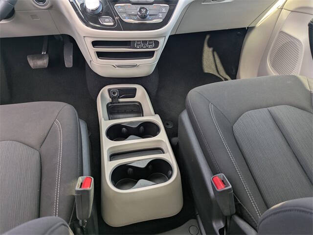 2022 Chrysler Voyager LX