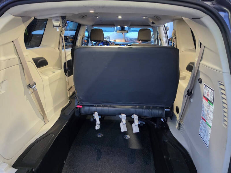2021 Chrysler Voyager LX