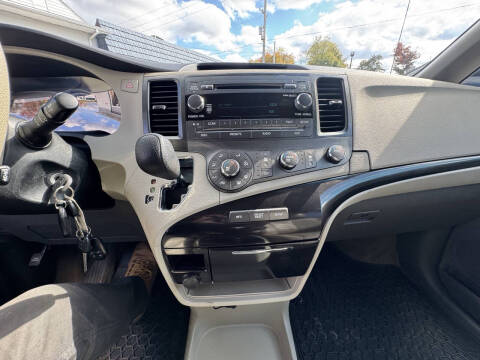 2011 Toyota Sienna LE 8-Passenger