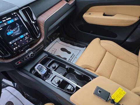 2025 Volvo XC60 B5 Ultra Dark Theme