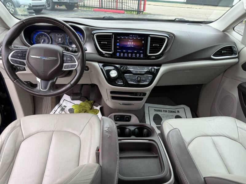 2017 Chrysler Pacifica Touring-L