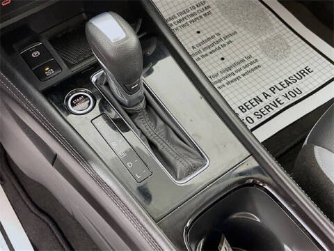 2022 Nissan Kicks SR