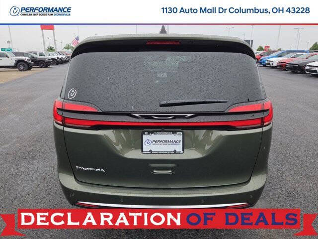 2027 Chrysler Pacifica Select