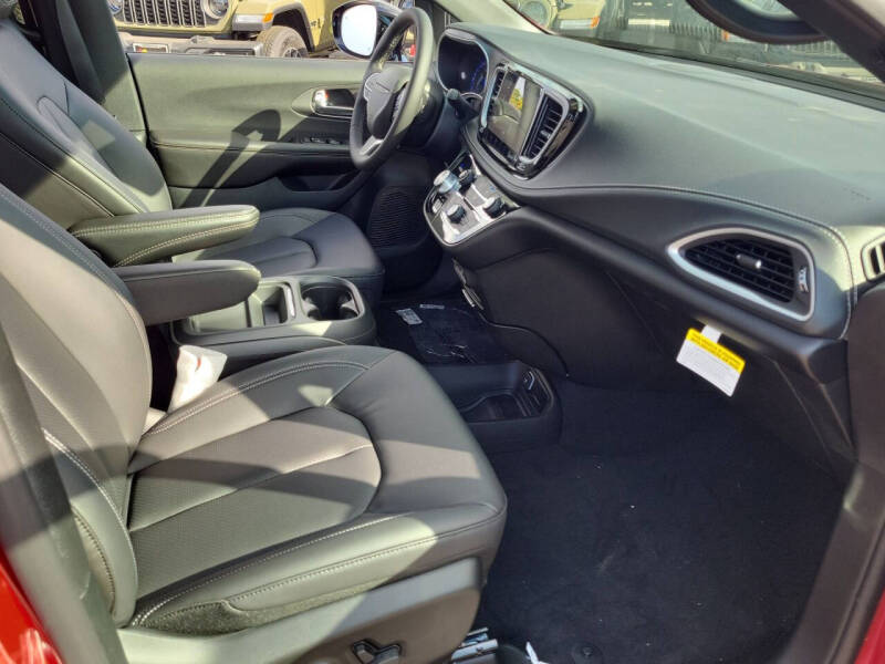 2027 Chrysler Pacifica Select