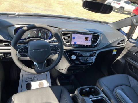 2027 Chrysler Pacifica Select
