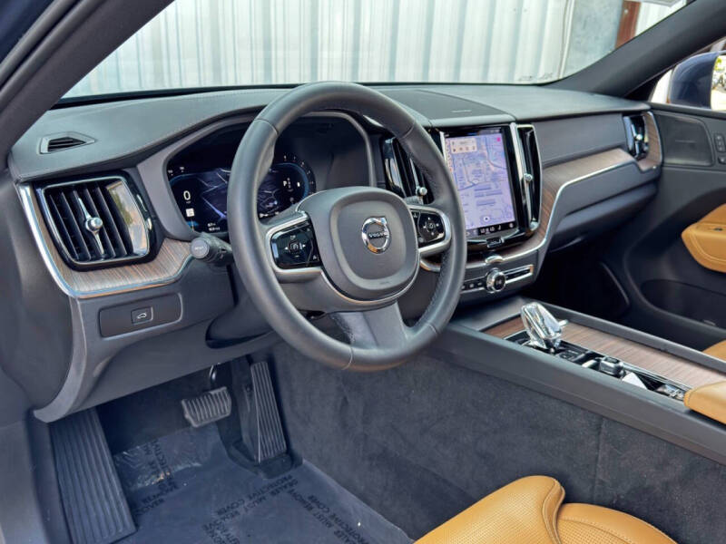 2023 Volvo XC60 B5 Ultimate Bright Theme