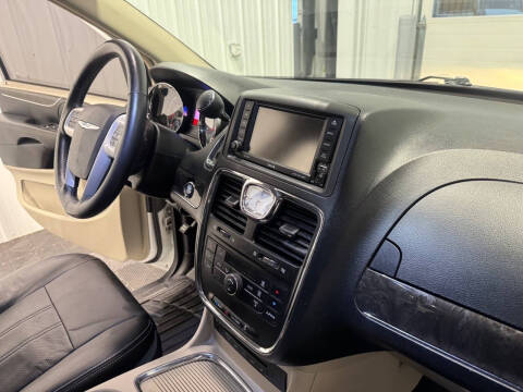 2015 Chrysler Town and Country Touring-L