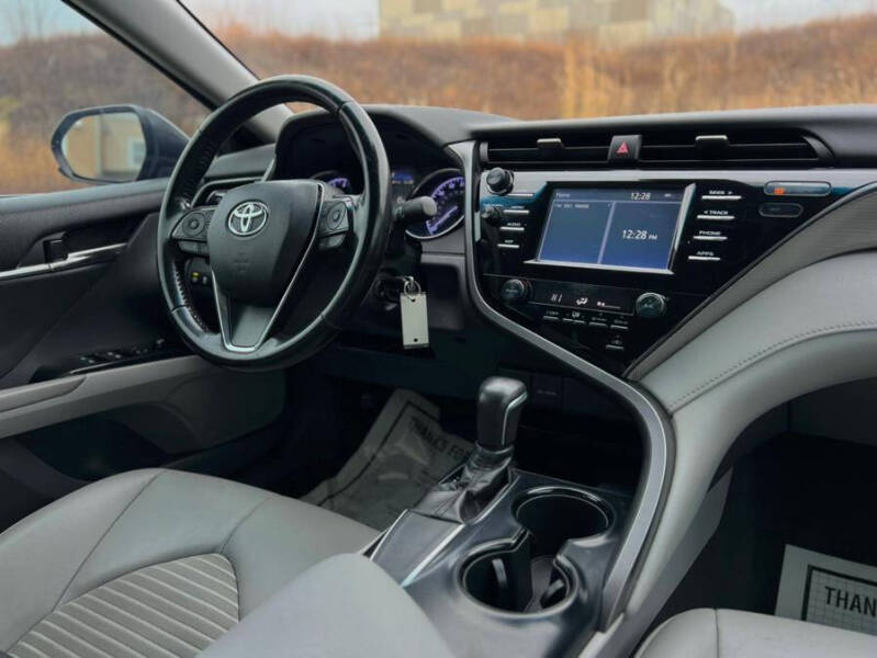 2019 Toyota Camry SE photo 24