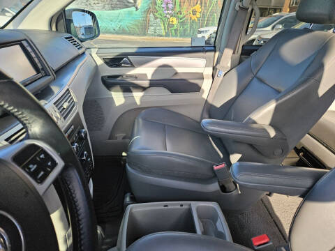 2012 Volkswagen Routan SE