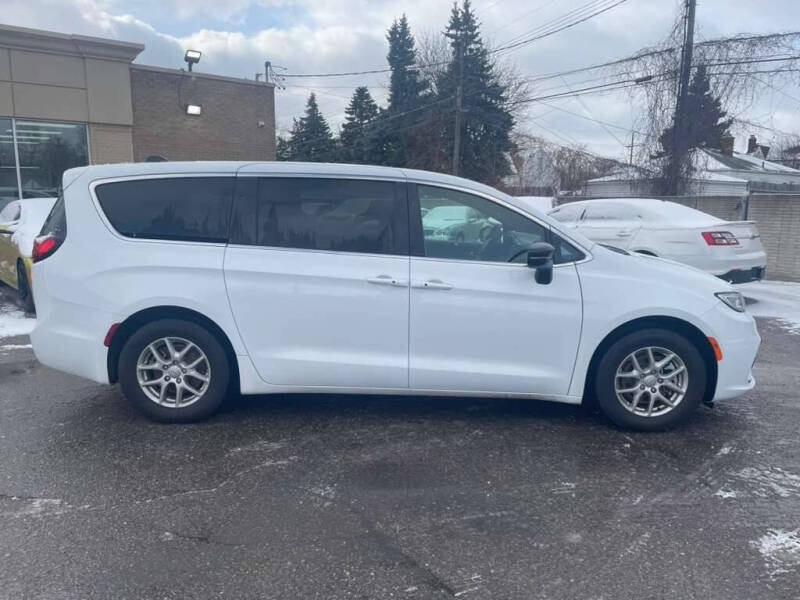 2025 Chrysler Pacifica Select