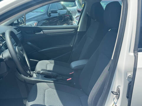 2014 Volkswagen Passat 1.8T S PZEV