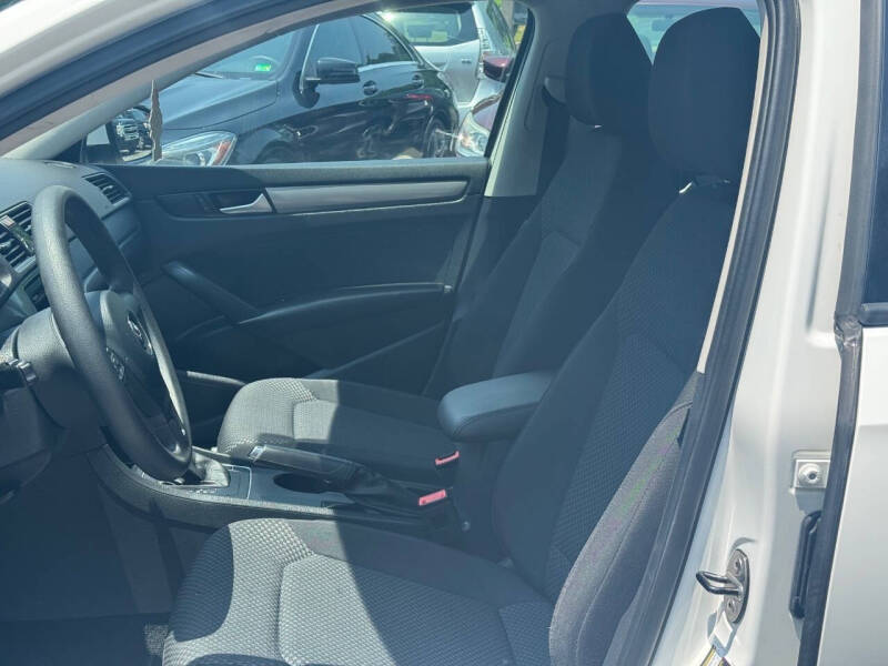 2014 Volkswagen Passat 1.8T S PZEV