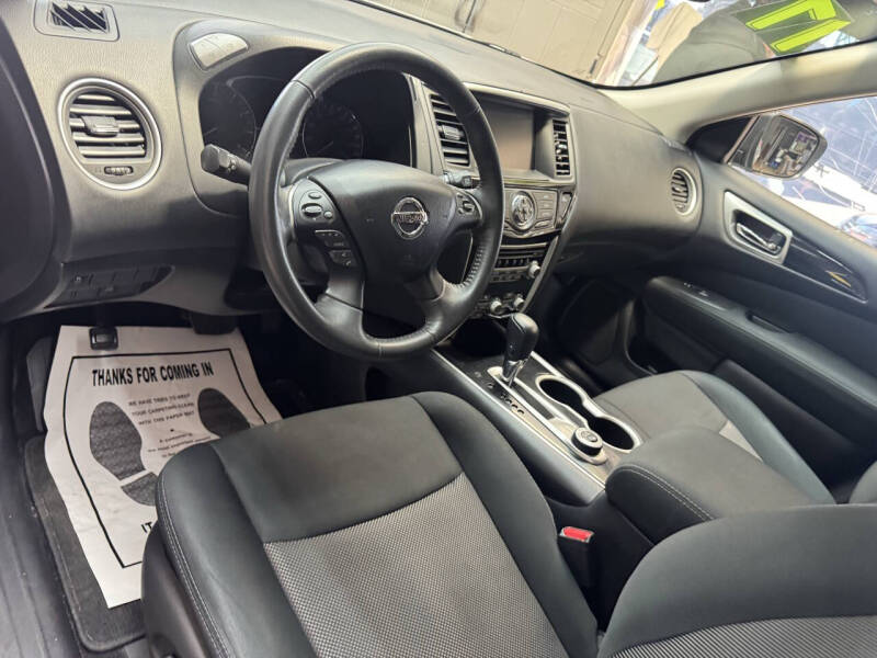 2017 Nissan Pathfinder SV