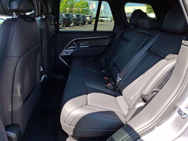 2026 Land Rover Range Rover P530 SE