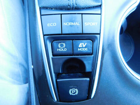 2022 Toyota Camry Hybrid LE