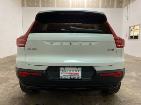 2025 Volvo XC40 B5 Plus Dark Theme