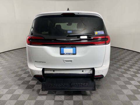 2024 Chrysler Pacifica Touring