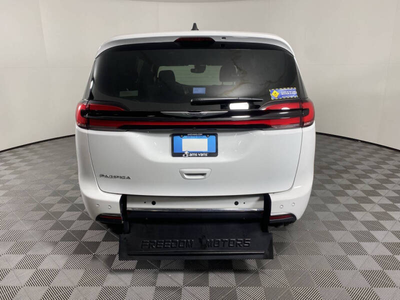 2024 Chrysler Pacifica Touring