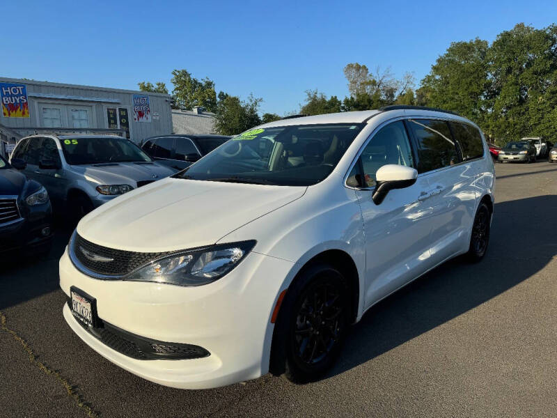 2021 Chrysler Voyager's photo