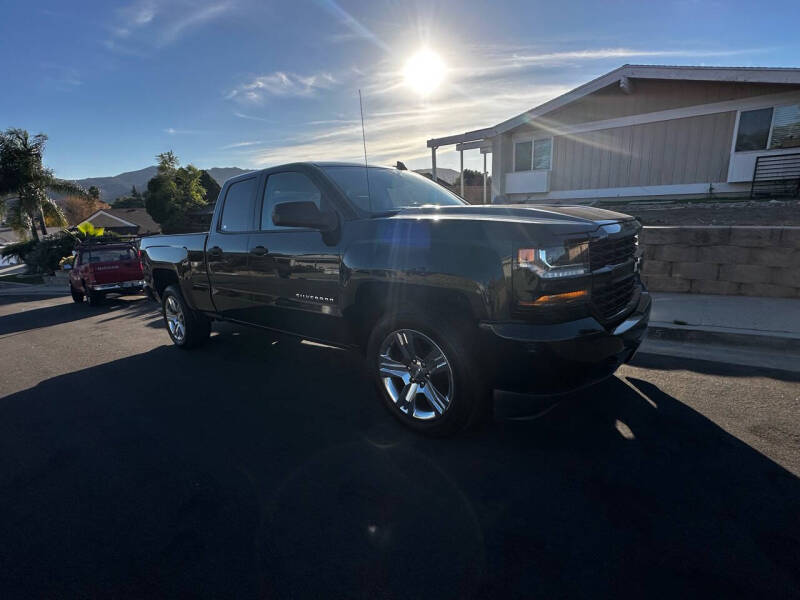 2017 Chevrolet Silverado 1500 Custom photo 3