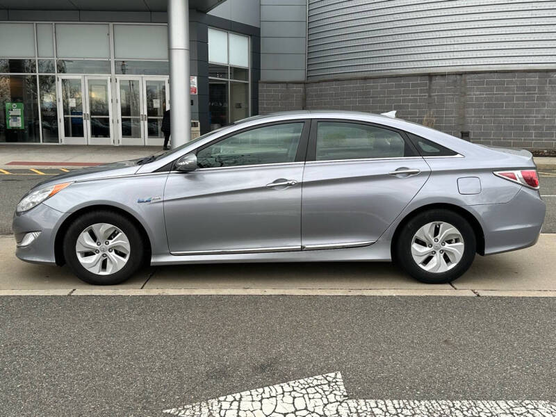 2015 Hyundai Sonata Hybrid Base photo 2