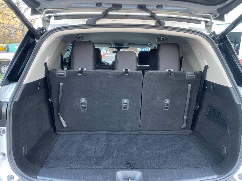 2025 Nissan Pathfinder SV