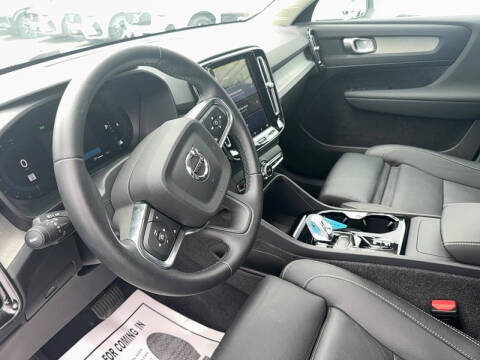 2025 Volvo XC40 B5 Plus Bright Theme