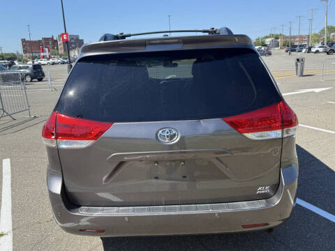 2014 Toyota Sienna XLE 7-Passenger