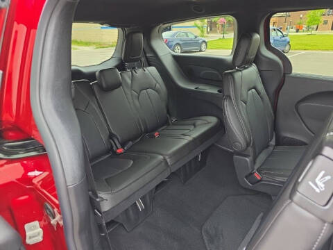 2027 Chrysler Pacifica Select
