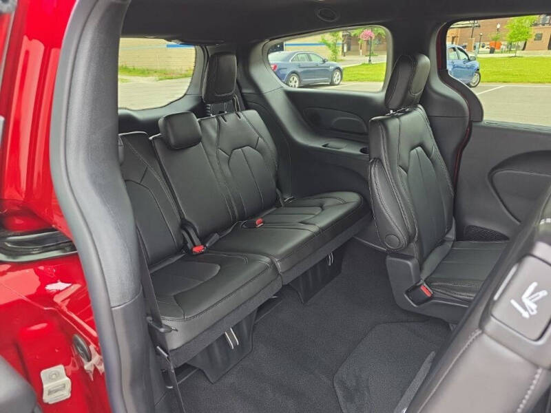 2027 Chrysler Pacifica Select
