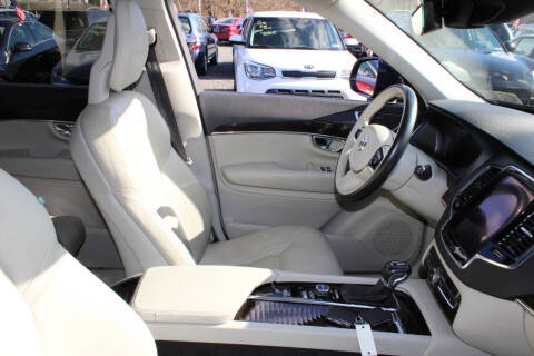 2016 Volvo XC90 T6 Momentum