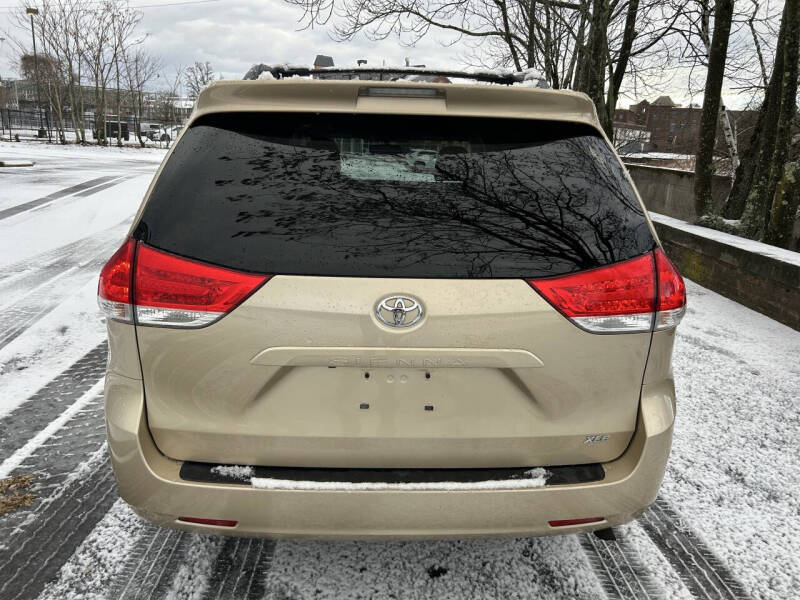 2014 Toyota Sienna XLE 8-Passenger